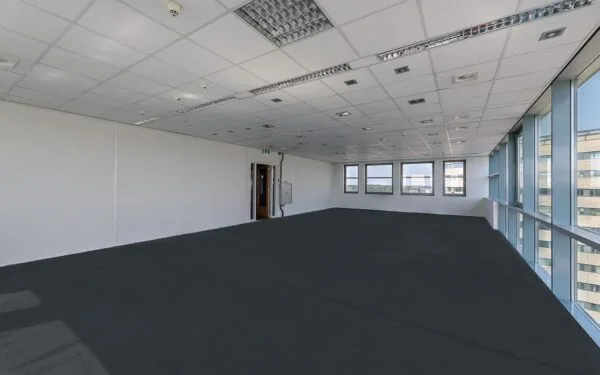 Leeg kantoorruimte aan het Rivium Boulevard met grote ramen en systeemplafond.